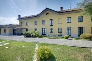 Elegant villa for sale near Canelli in Monferrato with panoramic vineyard views, listed by Italian Hillside real estate agency.