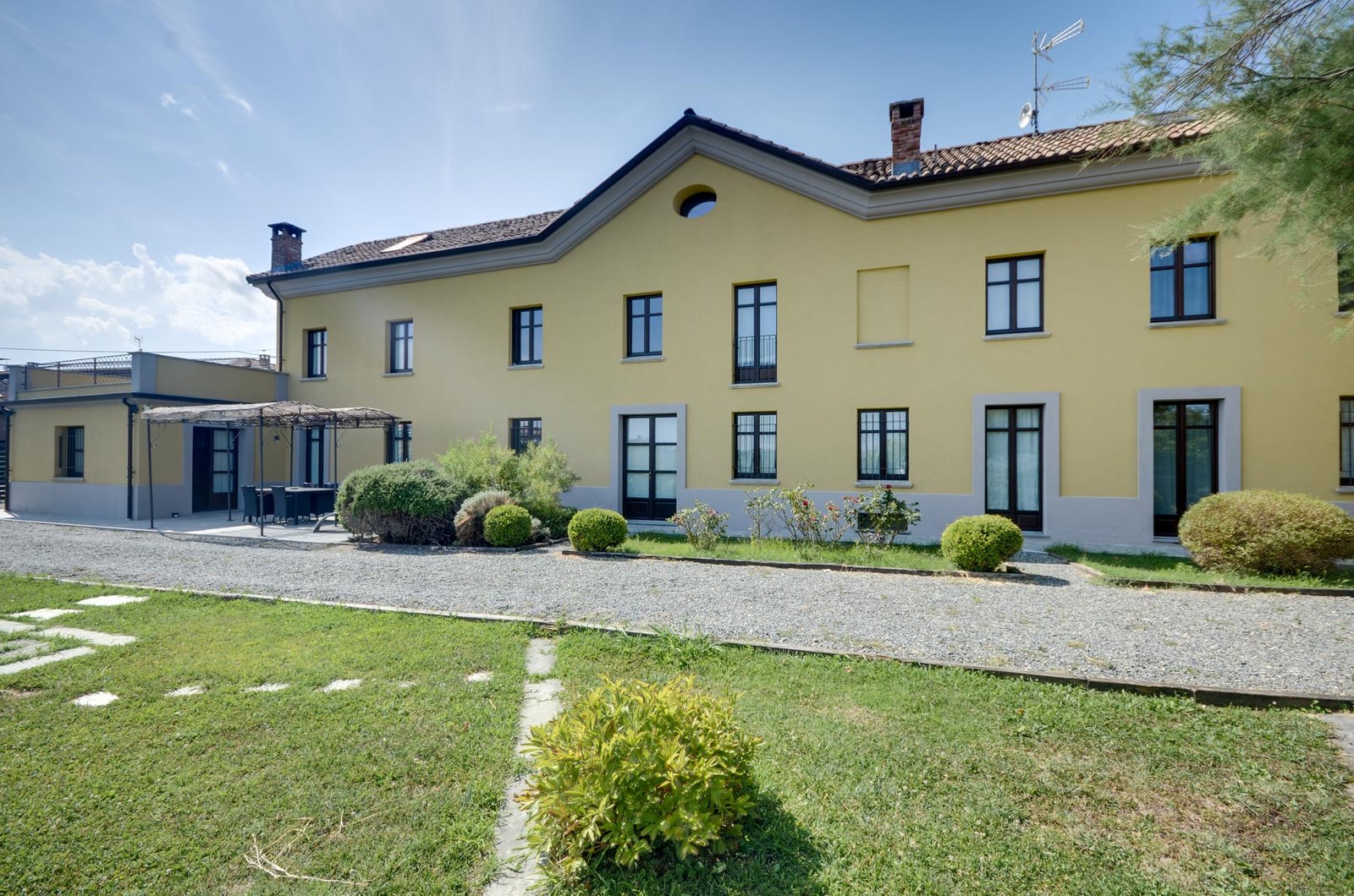 Elegant villa for sale near Canelli in Monferrato with panoramic vineyard views, listed by Italian Hillside real estate agency.