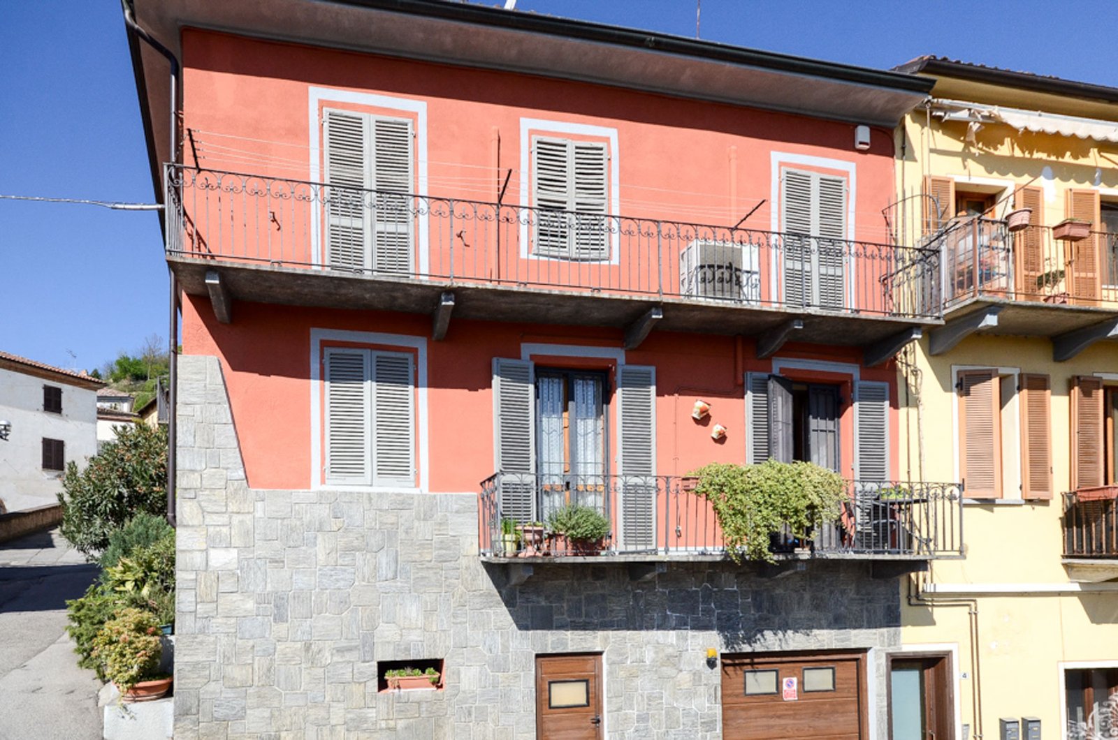 Charming two-story townhouse in Mombercelli with stunning hillside views, spacious interiors, garage, wine cellar, and potential for additional living space
