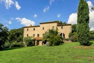 Countryhouse villa in Tuscany for sale