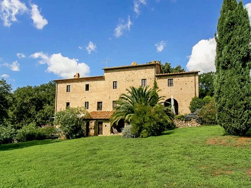 Countryhouse villa in Tuscany for sale