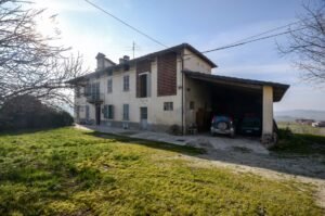 Hilltop property for sale in Canelli with vineyard views – Italian Hillside real estate