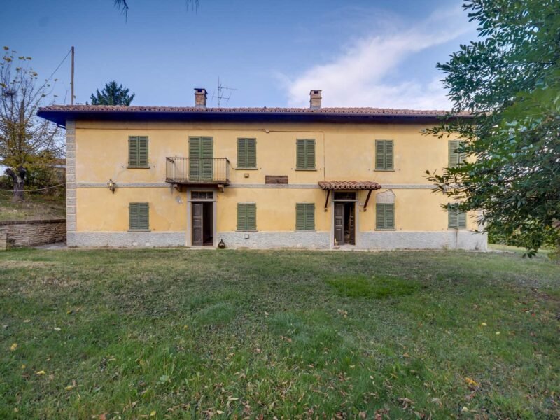 Historic stone house with garden in Canelli, Italian Hillside real estate