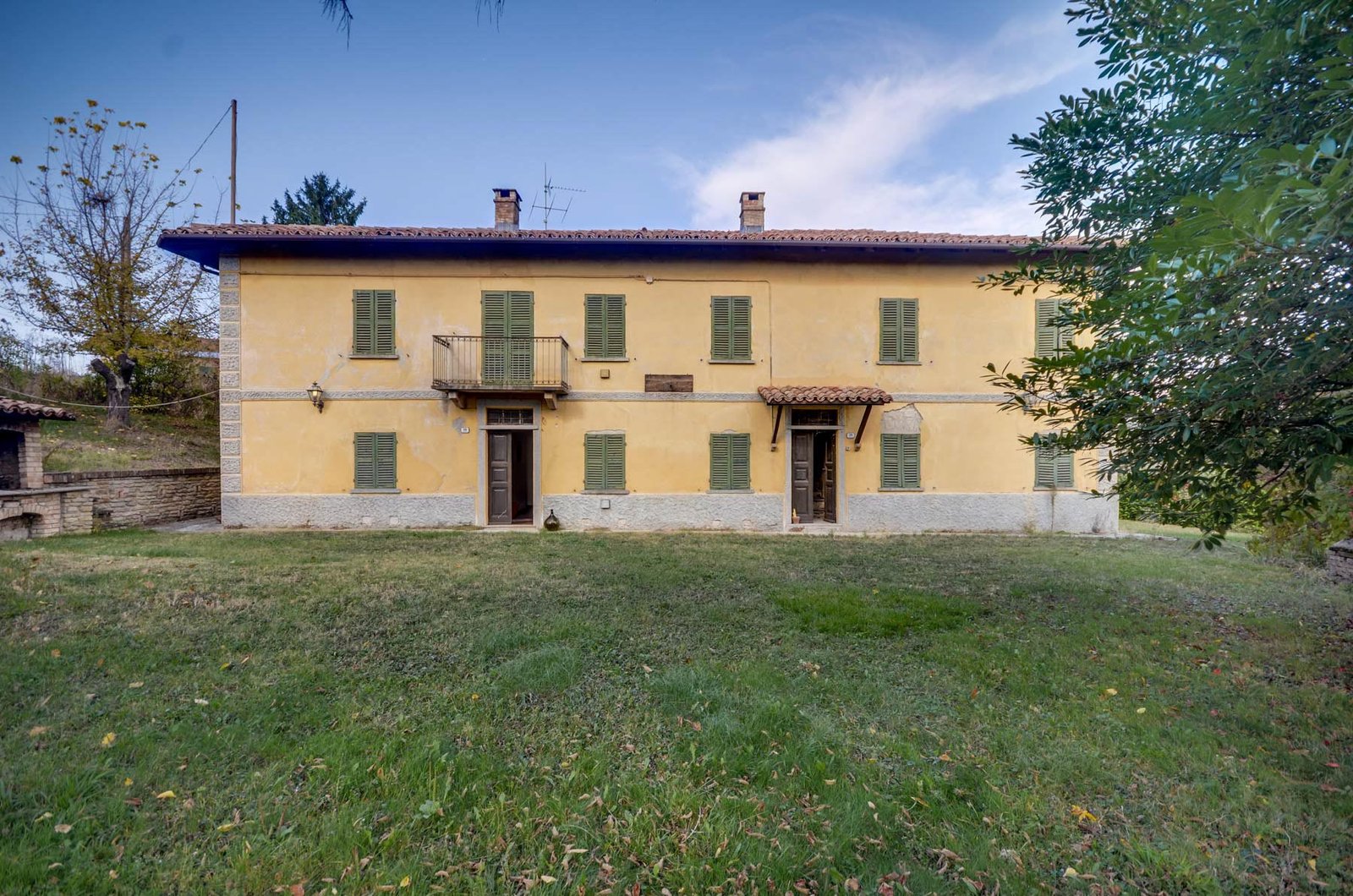 Historic stone house with garden in Canelli, Italian Hillside real estate