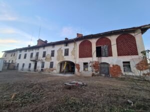 Traditional farmhouse for sale in Costigliole d’Asti by Italian Hillside real estate agency