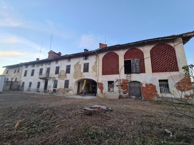 Traditional farmhouse for sale in Costigliole d’Asti by Italian Hillside real estate agency
