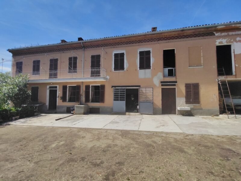 Traditional country house for sale in Montaldo Scarampi by Italian Hillside real estate agency