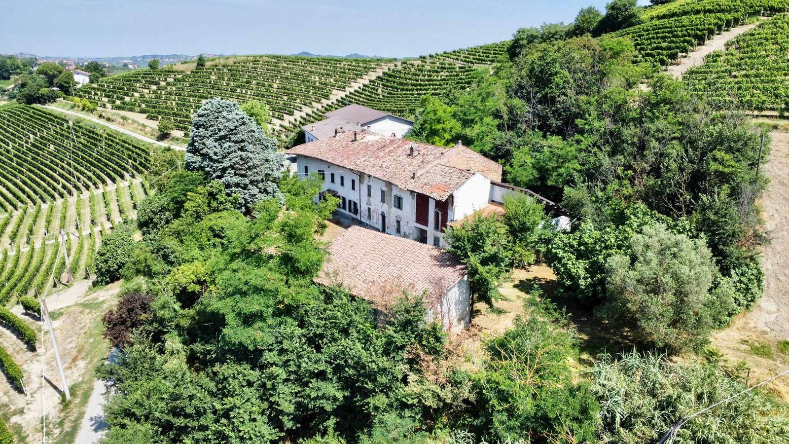 Historic farmhouse in Calamandrana Monferrato with Italian Hillside Real Estate
