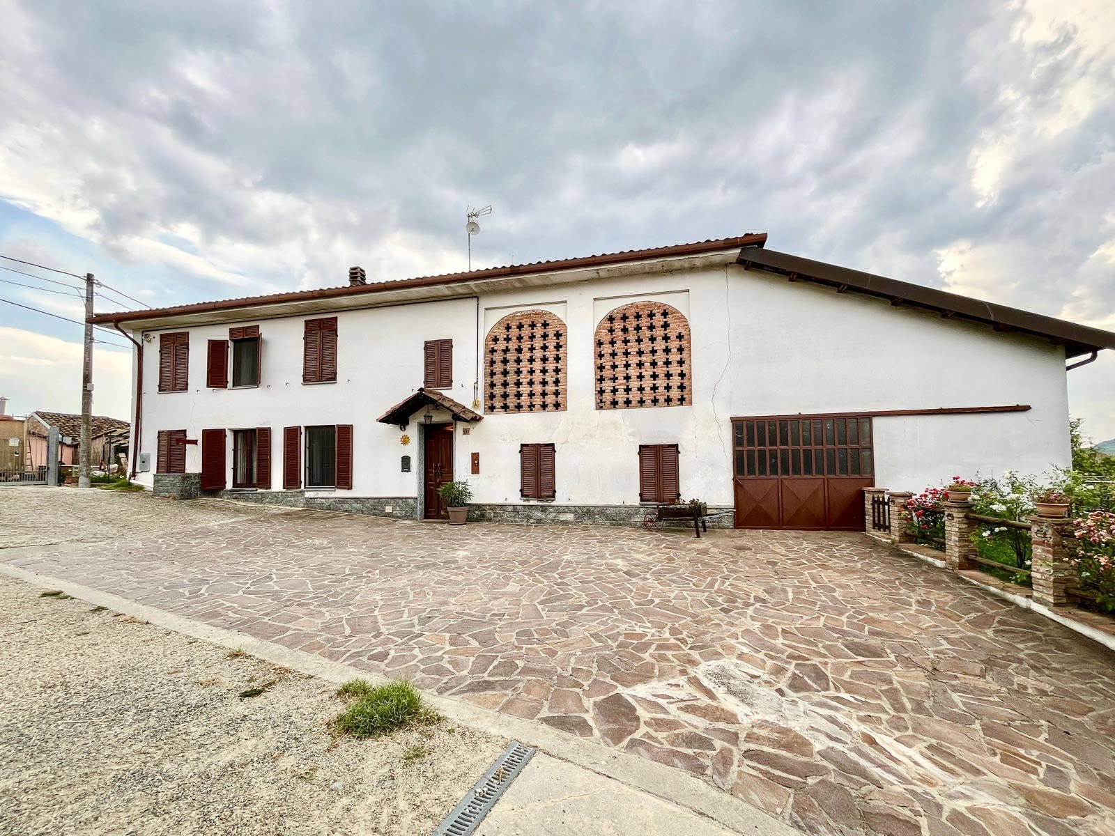 Panoramic farmhouse for sale in Costigliole d’Asti with Italian Hillside Real Estate