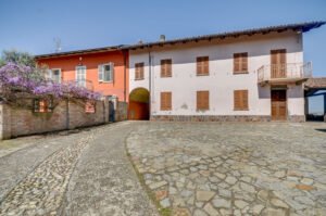 Restored country house with pool for sale in Calosso, Piedmont – Italian Hillside real estate agency