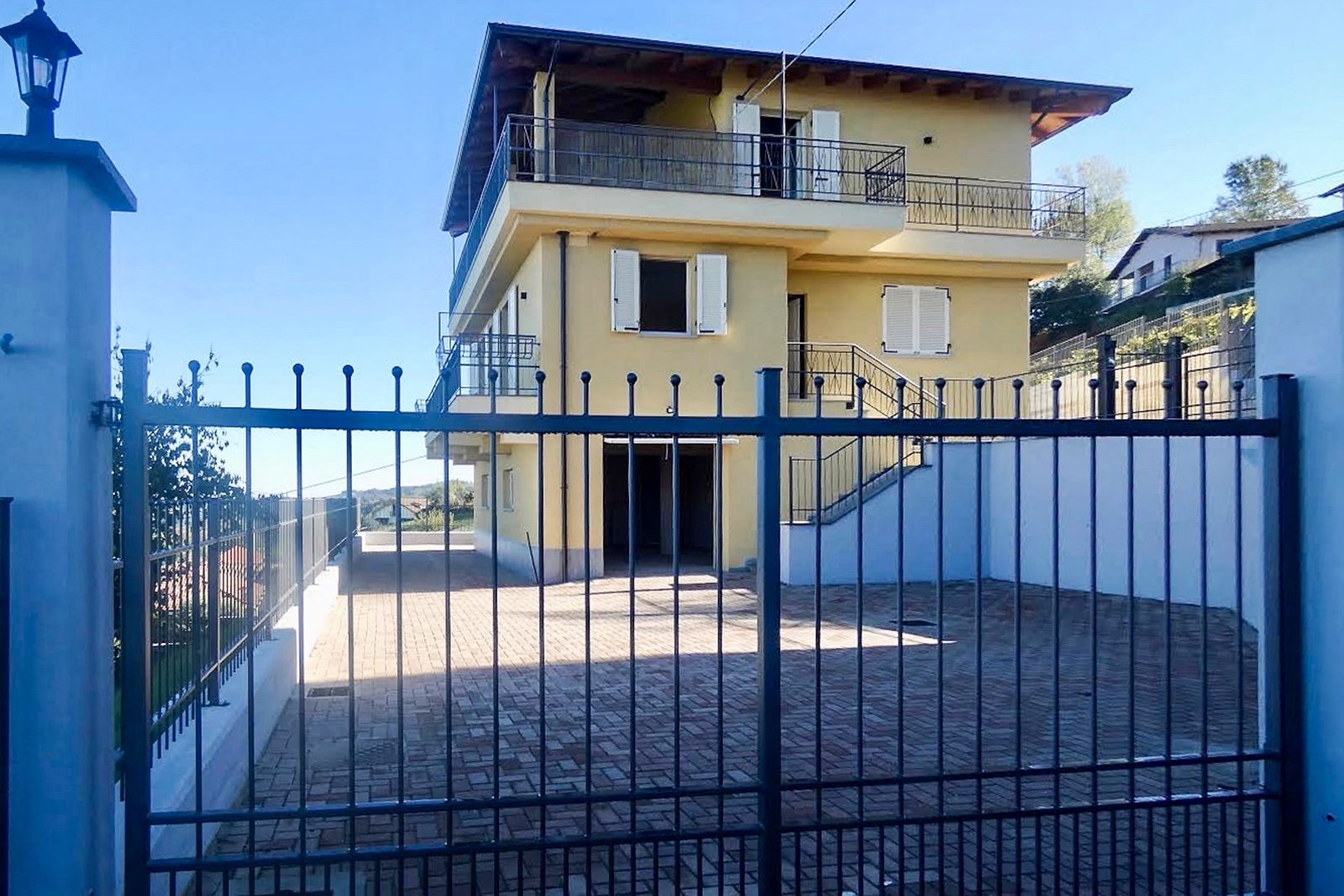 Renovated panoramic villa in Cassinasco with private garden – Italian Hillside property for sale italy