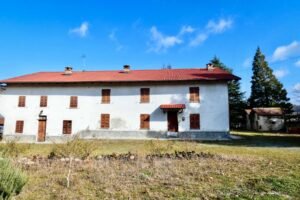 Traditional farmhouse with land and panoramic views in Rocchetta Palafea – Italian Hillside property for sale italy