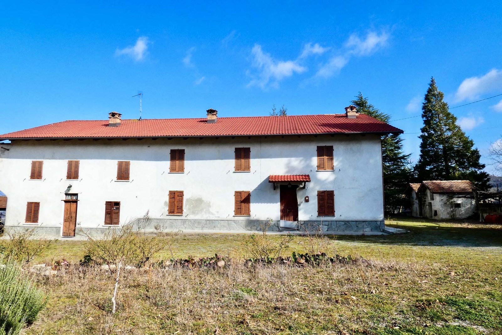 Traditional farmhouse with land and panoramic views in Rocchetta Palafea – Italian Hillside property for sale italy
