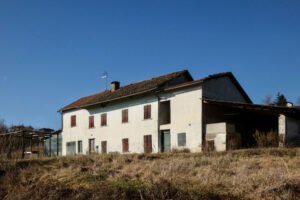 Traditional farmhouse with panoramic views and flat land in San Marzano Oliveto – Italian Hillside property for sale italy