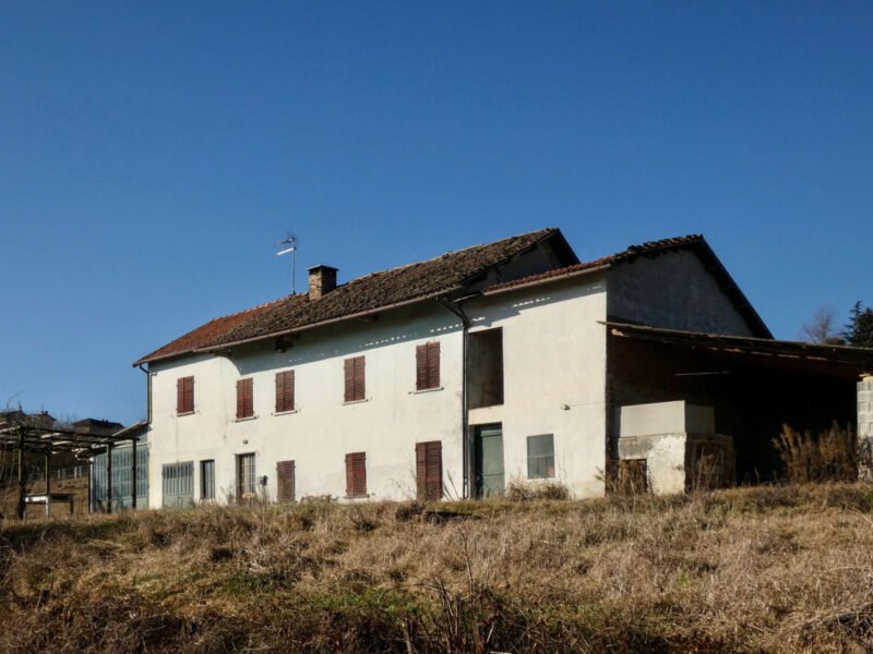 Traditional farmhouse with panoramic views and flat land in San Marzano Oliveto – Italian Hillside property for sale italy