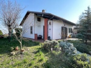 Independent villa with garden and terrace in San Marzano Oliveto – Italian Hillside property for sale italy