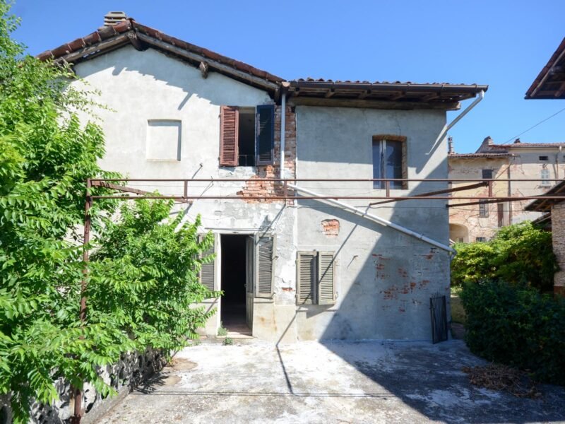 Historic village house and traditional Monferrato property with panoramic views in Piedmont, Italy – Italian Hillside Real Estate