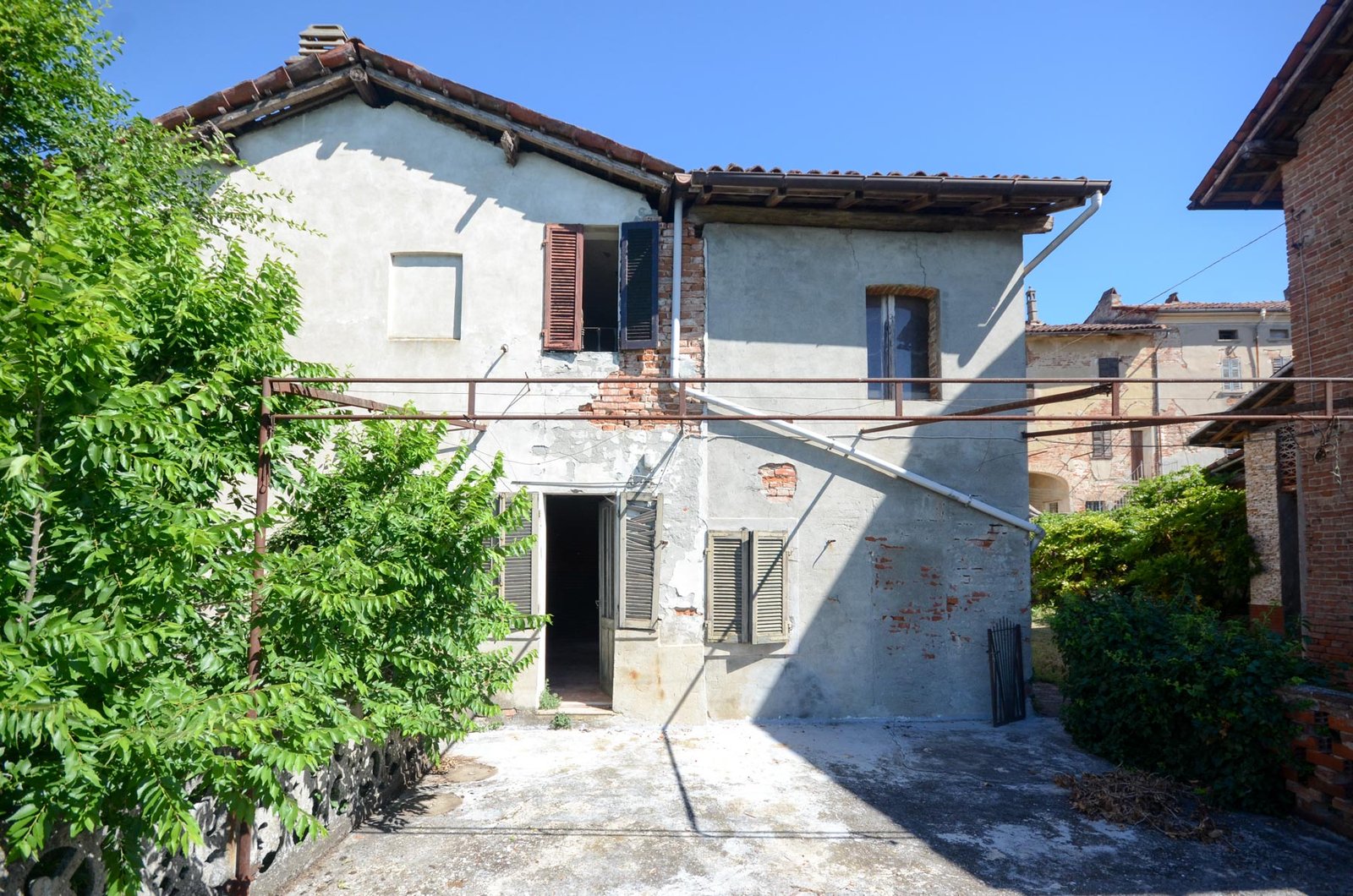 Historic village house and traditional Monferrato property with panoramic views in Piedmont, Italy – Italian Hillside Real Estate