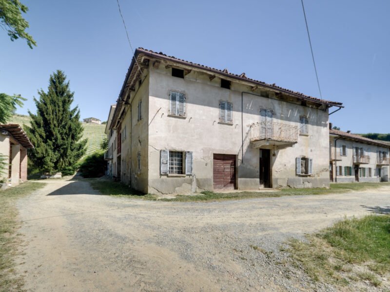 Panoramic country estate surrounded by vineyards in Piedmont, Italy – Italian Hillside Real Estate