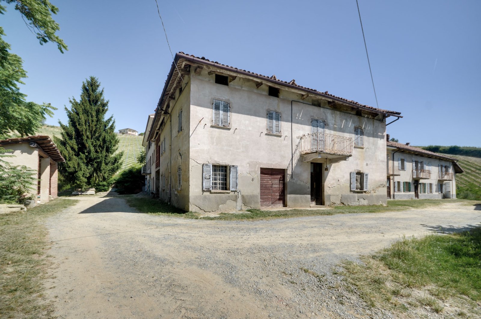 Panoramic country estate surrounded by vineyards in Piedmont, Italy – Italian Hillside Real Estate